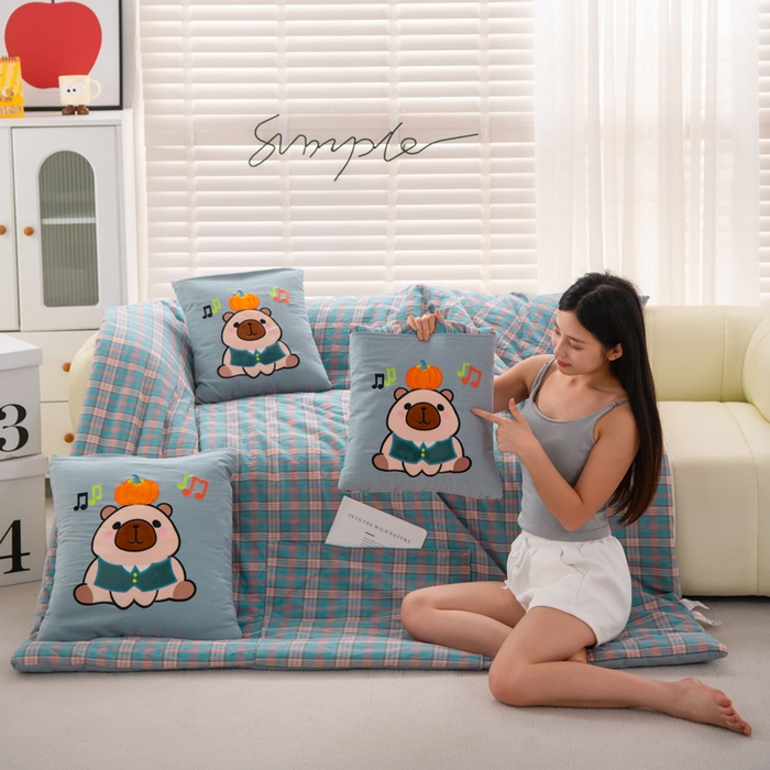 91家纺网 家纺一手货源 找家纺 吉利家居 2025新款全棉色织水洗抱枕被-卡皮巴拉 控价小号65 大号92 海盐蓝