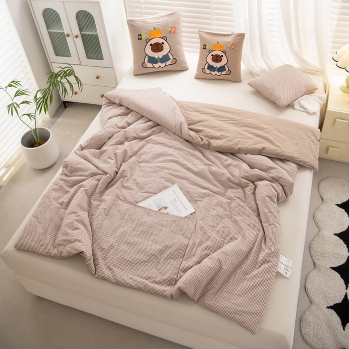 91家纺网 家纺一手货源 找家纺 吉利家居 2025新款全棉色织水洗抱枕被-卡皮巴拉 控价小号65 大号92 咖小格