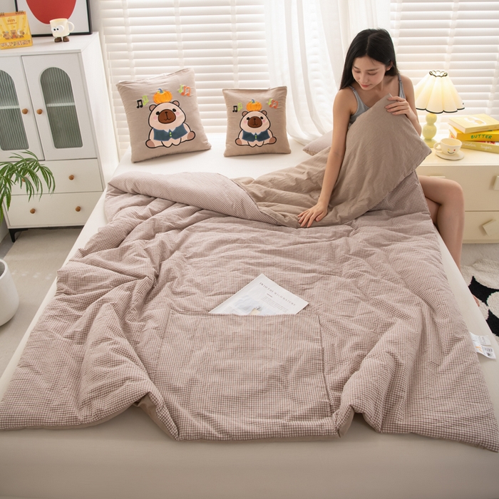 91家纺网 家纺一手货源 找家纺 吉利家居 2025新款全棉色织水洗抱枕被-卡皮巴拉 控价小号65 大号92 咖小格