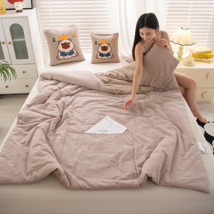 91家纺网 家纺一手货源 找家纺 吉利家居 2025新款全棉色织水洗抱枕被-卡皮巴拉 控价小号65 大号92 咖小格