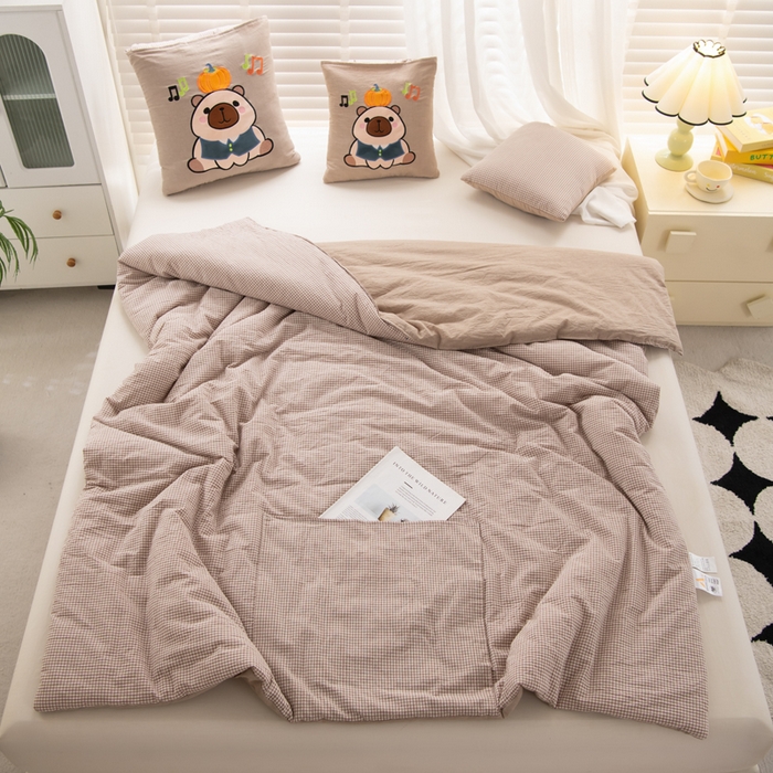 91家纺网 家纺一手货源 找家纺 吉利家居 2025新款全棉色织水洗抱枕被-卡皮巴拉 控价小号65 大号92 咖小格