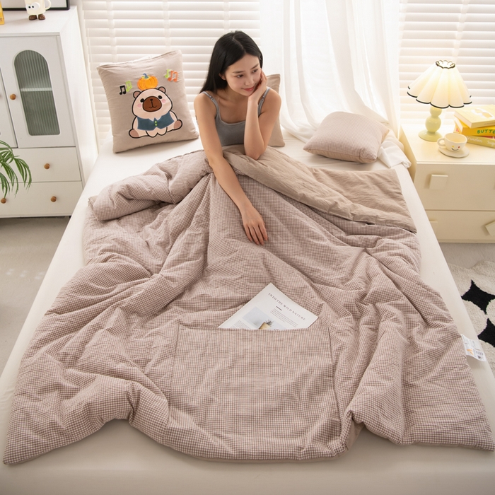 91家纺网 家纺一手货源 找家纺 吉利家居 2025新款全棉色织水洗抱枕被-卡皮巴拉 控价小号65 大号92 咖小格