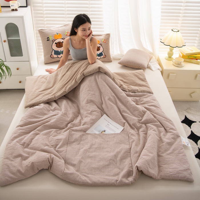 91家纺网 家纺一手货源 找家纺 吉利家居 2025新款全棉色织水洗抱枕被-卡皮巴拉 控价小号65 大号92 咖小格