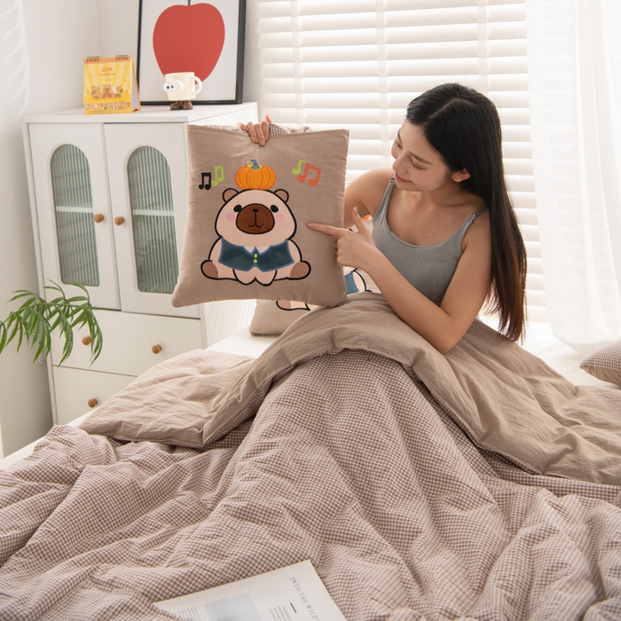 91家纺网 家纺一手货源 找家纺 吉利家居 2025新款全棉色织水洗抱枕被-卡皮巴拉 控价小号65 大号92 咖小格