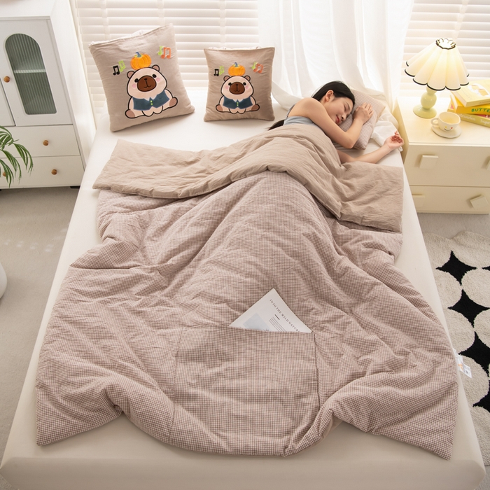 91家纺网 家纺一手货源 找家纺 吉利家居 2025新款全棉色织水洗抱枕被-卡皮巴拉 控价小号65 大号92 咖小格