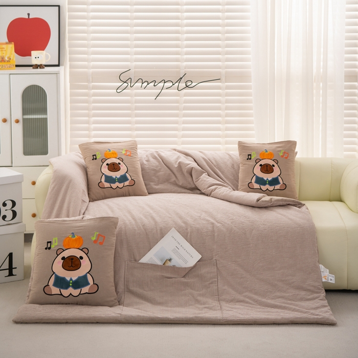 91家纺网 家纺一手货源 找家纺 吉利家居 2025新款全棉色织水洗抱枕被-卡皮巴拉 控价小号65 大号92 咖小格