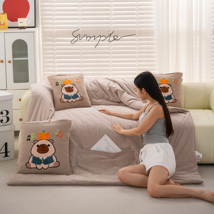 91家纺网 家纺一手货源 找家纺 吉利家居 2025新款全棉色织水洗抱枕被-卡皮巴拉 控价小号65 大号92 咖小格