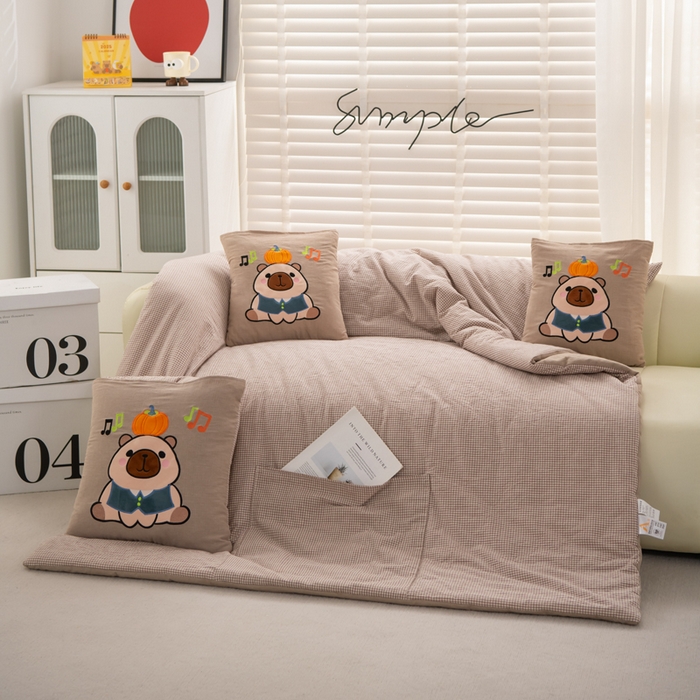 91家纺网 家纺一手货源 找家纺 吉利家居 2025新款全棉色织水洗抱枕被-卡皮巴拉 控价小号65 大号92 咖小格