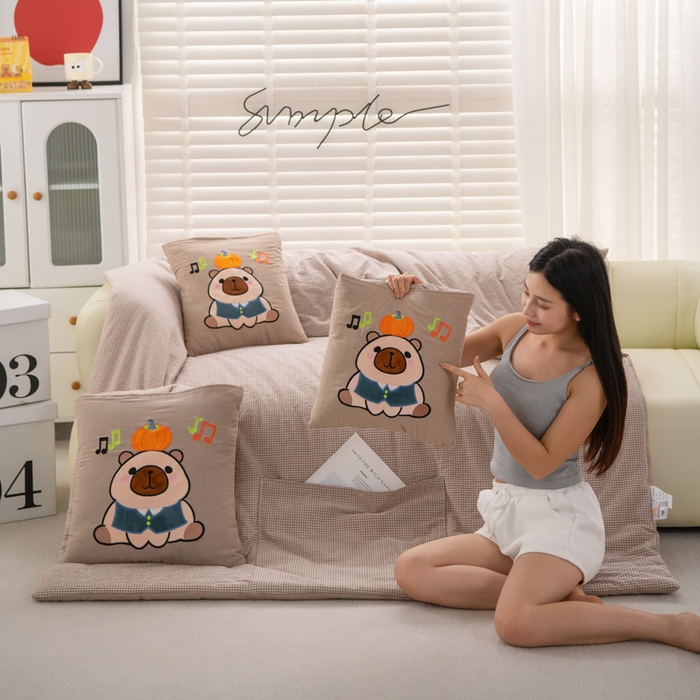 91家纺网 家纺一手货源 找家纺 吉利家居 2025新款全棉色织水洗抱枕被-卡皮巴拉 控价小号65 大号92 咖小格