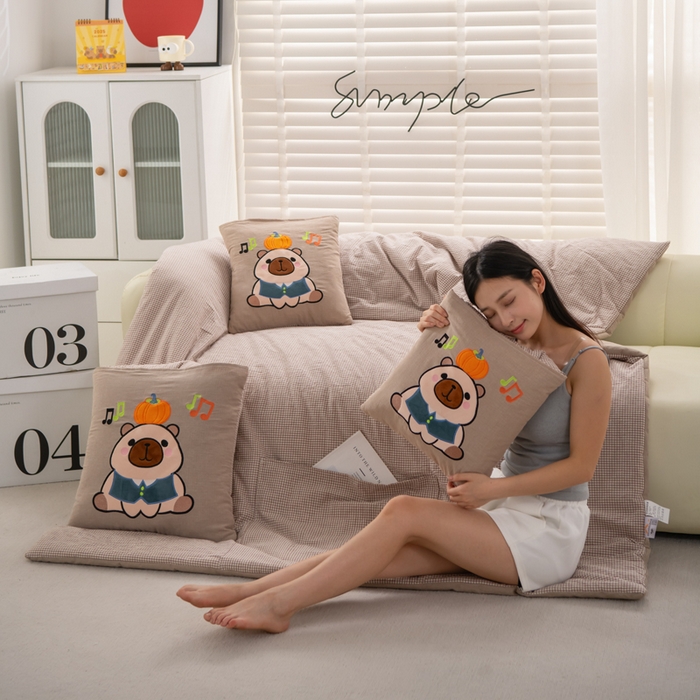 91家纺网 家纺一手货源 找家纺 吉利家居 2025新款全棉色织水洗抱枕被-卡皮巴拉 控价小号65 大号92 咖小格