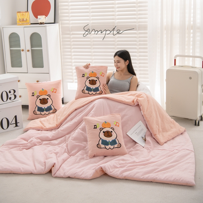 吉利家居 2025新款全棉色织水洗抱枕被-卡皮巴拉 控价小号65 大号92 粉青年