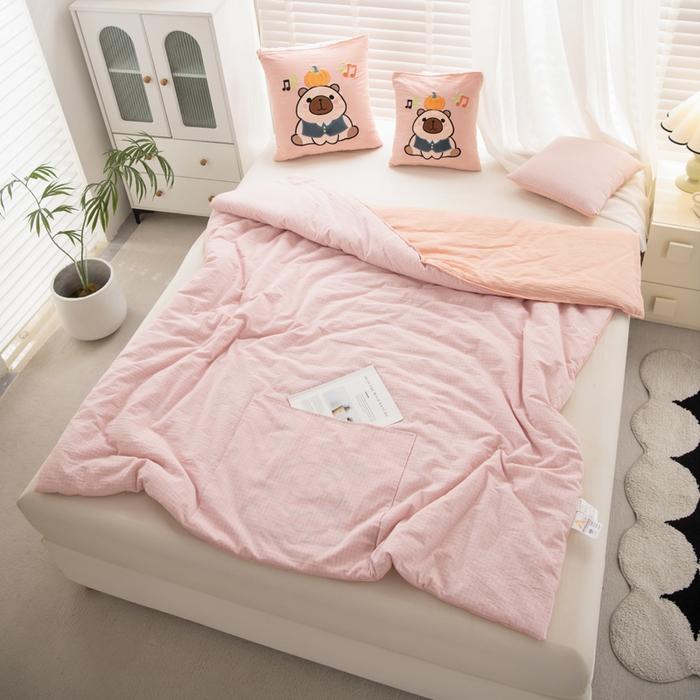 91家纺网 家纺一手货源 找家纺 吉利家居 2025新款全棉色织水洗抱枕被-卡皮巴拉 控价小号65 大号92 粉青年