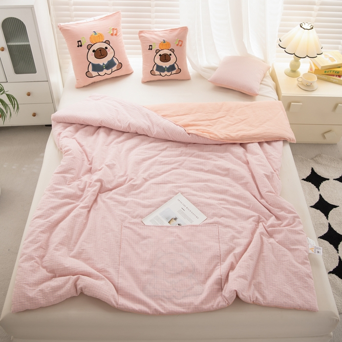 91家纺网 家纺一手货源 找家纺 吉利家居 2025新款全棉色织水洗抱枕被-卡皮巴拉 控价小号65 大号92 粉青年