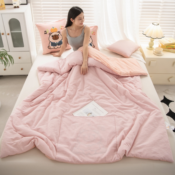 91家纺网 家纺一手货源 找家纺 吉利家居 2025新款全棉色织水洗抱枕被-卡皮巴拉 控价小号65 大号92 粉青年