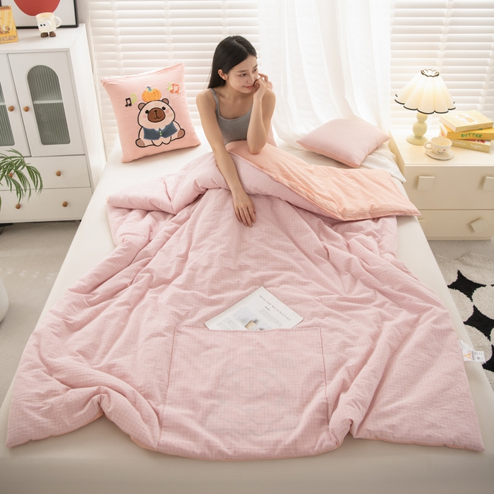 91家纺网 家纺一手货源 找家纺 吉利家居 2025新款全棉色织水洗抱枕被-卡皮巴拉 控价小号65 大号92 粉青年