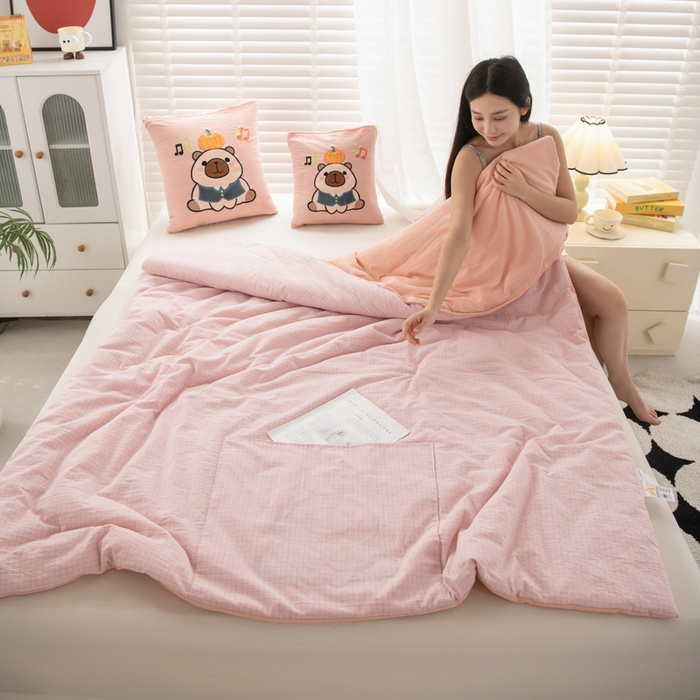 91家纺网 家纺一手货源 找家纺 吉利家居 2025新款全棉色织水洗抱枕被-卡皮巴拉 控价小号65 大号92 粉青年