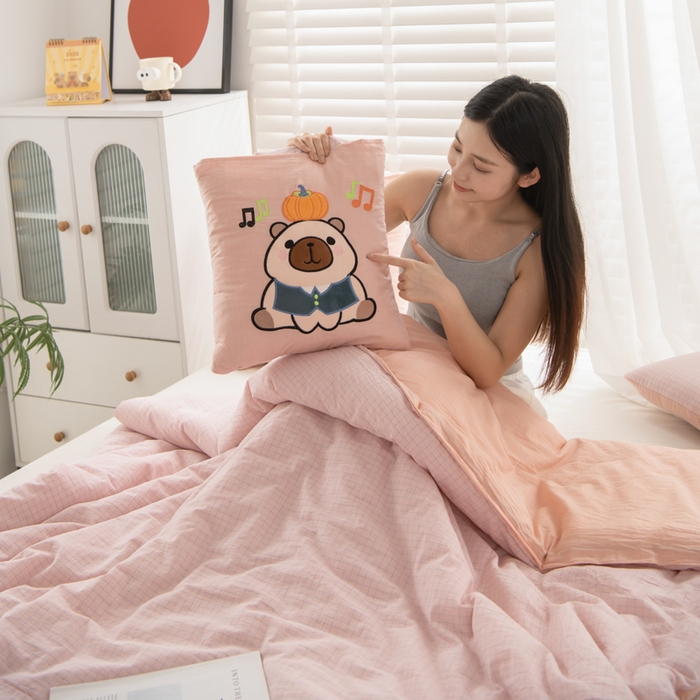 91家纺网 家纺一手货源 找家纺 吉利家居 2025新款全棉色织水洗抱枕被-卡皮巴拉 控价小号65 大号92 粉青年