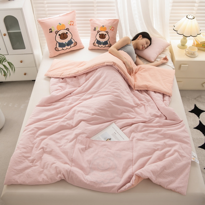 91家纺网 家纺一手货源 找家纺 吉利家居 2025新款全棉色织水洗抱枕被-卡皮巴拉 控价小号65 大号92 粉青年