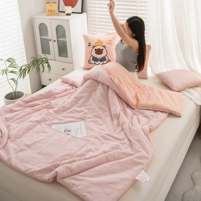 91家纺网 家纺一手货源 找家纺 吉利家居 2025新款全棉色织水洗抱枕被-卡皮巴拉 控价小号65 大号92 粉青年