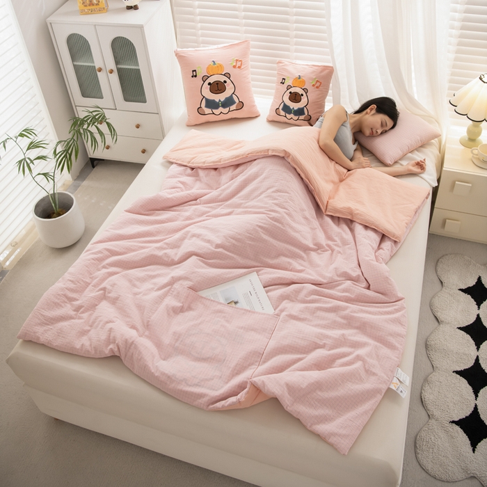 91家纺网 家纺一手货源 找家纺 吉利家居 2025新款全棉色织水洗抱枕被-卡皮巴拉 控价小号65 大号92 粉青年