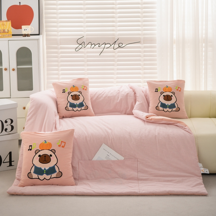 91家纺网 家纺一手货源 找家纺 吉利家居 2025新款全棉色织水洗抱枕被-卡皮巴拉 控价小号65 大号92 粉青年