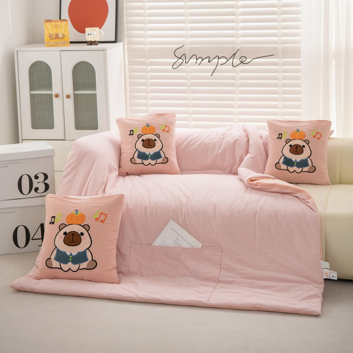 91家纺网 家纺一手货源 找家纺 吉利家居 2025新款全棉色织水洗抱枕被-卡皮巴拉 控价小号65 大号92 粉青年