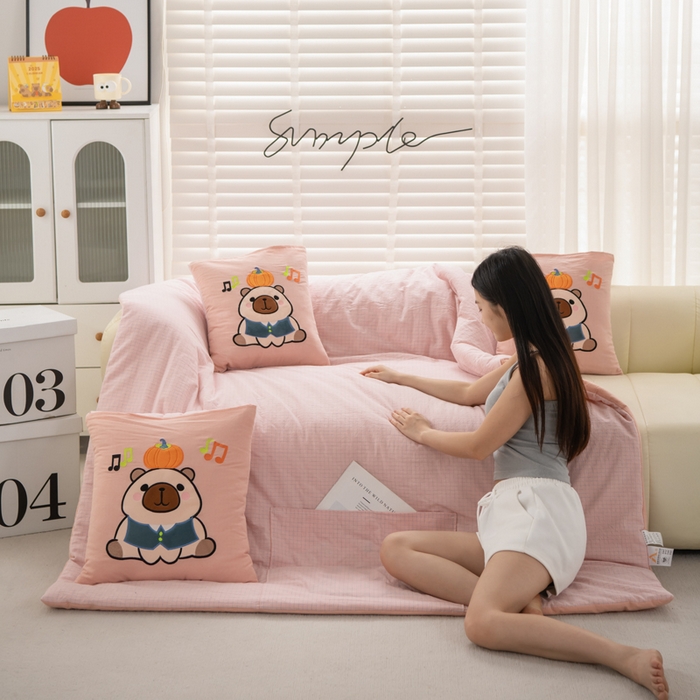 91家纺网 家纺一手货源 找家纺 吉利家居 2025新款全棉色织水洗抱枕被-卡皮巴拉 控价小号65 大号92 粉青年