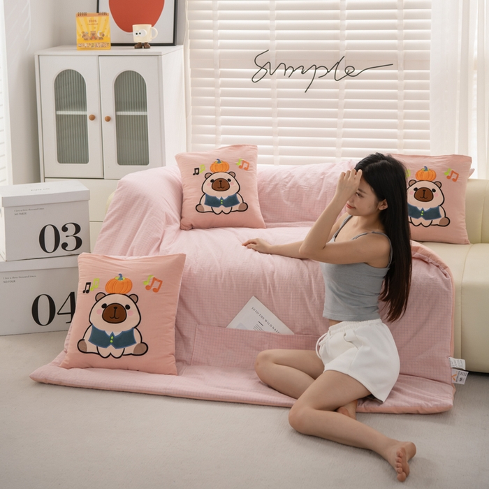 91家纺网 家纺一手货源 找家纺 吉利家居 2025新款全棉色织水洗抱枕被-卡皮巴拉 控价小号65 大号92 粉青年