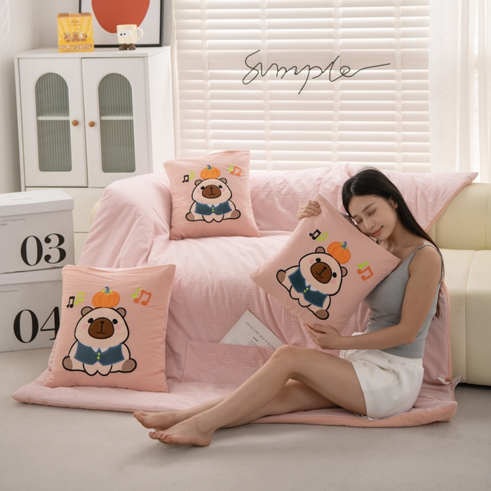 91家纺网 家纺一手货源 找家纺 吉利家居 2025新款全棉色织水洗抱枕被-卡皮巴拉 控价小号65 大号92 粉青年