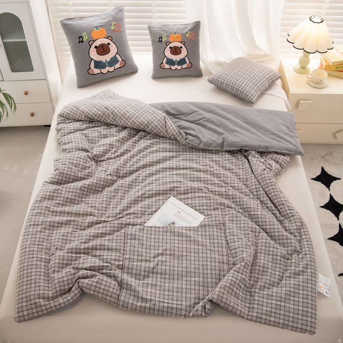 91家纺网 家纺一手货源 找家纺 吉利家居 2025新款全棉色织水洗抱枕被-卡皮巴拉 控价小号65 大号92 巴洛灰