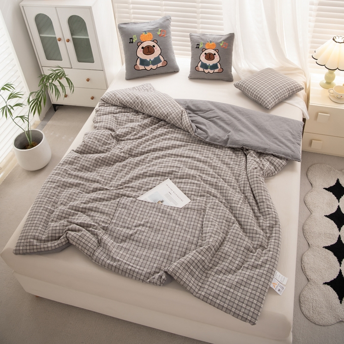 91家纺网 家纺一手货源 找家纺 吉利家居 2025新款全棉色织水洗抱枕被-卡皮巴拉 控价小号65 大号92 巴洛灰