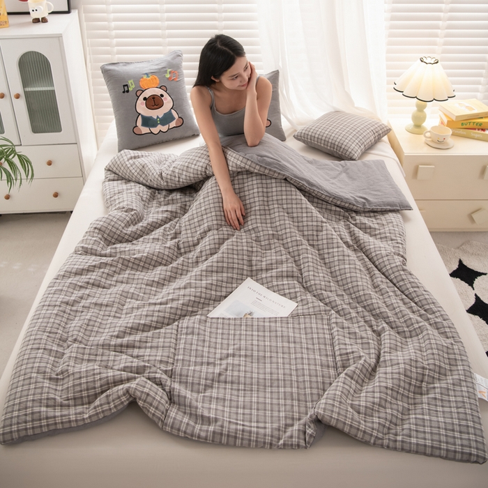 91家纺网 家纺一手货源 找家纺 吉利家居 2025新款全棉色织水洗抱枕被-卡皮巴拉 控价小号65 大号92 巴洛灰