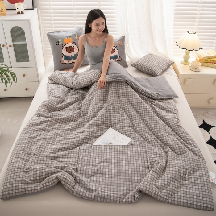 91家纺网 家纺一手货源 找家纺 吉利家居 2025新款全棉色织水洗抱枕被-卡皮巴拉 控价小号65 大号92 巴洛灰