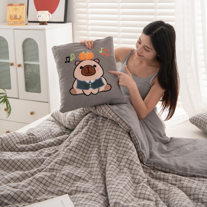 91家纺网 家纺一手货源 找家纺 吉利家居 2025新款全棉色织水洗抱枕被-卡皮巴拉 控价小号65 大号92 巴洛灰