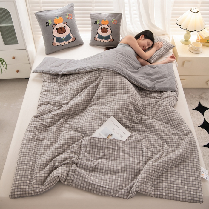 91家纺网 家纺一手货源 找家纺 吉利家居 2025新款全棉色织水洗抱枕被-卡皮巴拉 控价小号65 大号92 巴洛灰