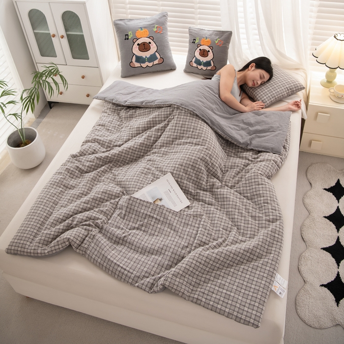 91家纺网 家纺一手货源 找家纺 吉利家居 2025新款全棉色织水洗抱枕被-卡皮巴拉 控价小号65 大号92 巴洛灰