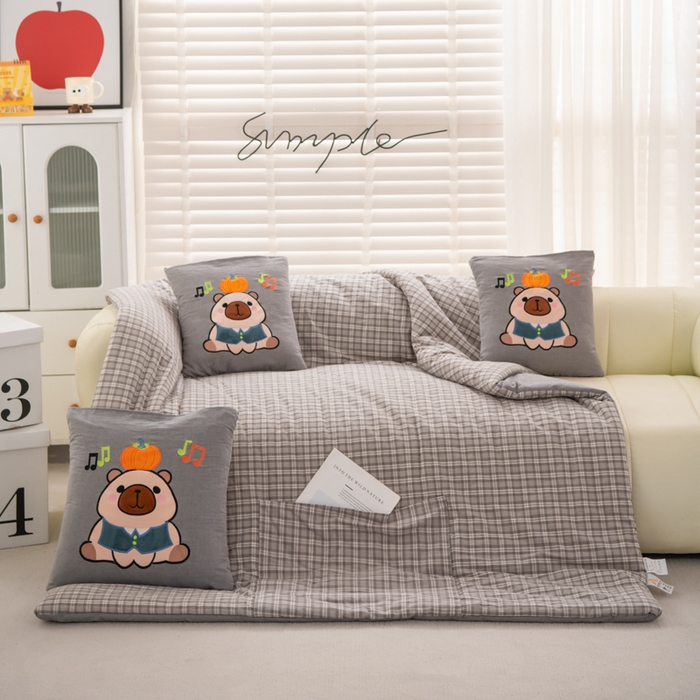 91家纺网 家纺一手货源 找家纺 吉利家居 2025新款全棉色织水洗抱枕被-卡皮巴拉 控价小号65 大号92 巴洛灰