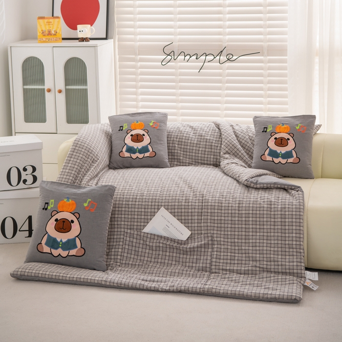 91家纺网 家纺一手货源 找家纺 吉利家居 2025新款全棉色织水洗抱枕被-卡皮巴拉 控价小号65 大号92 巴洛灰