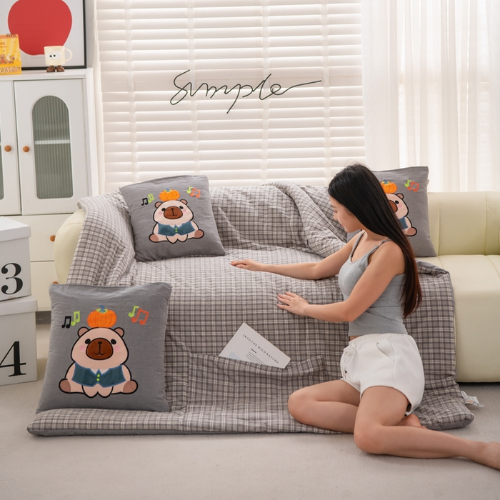 91家纺网 家纺一手货源 找家纺 吉利家居 2025新款全棉色织水洗抱枕被-卡皮巴拉 控价小号65 大号92 巴洛灰