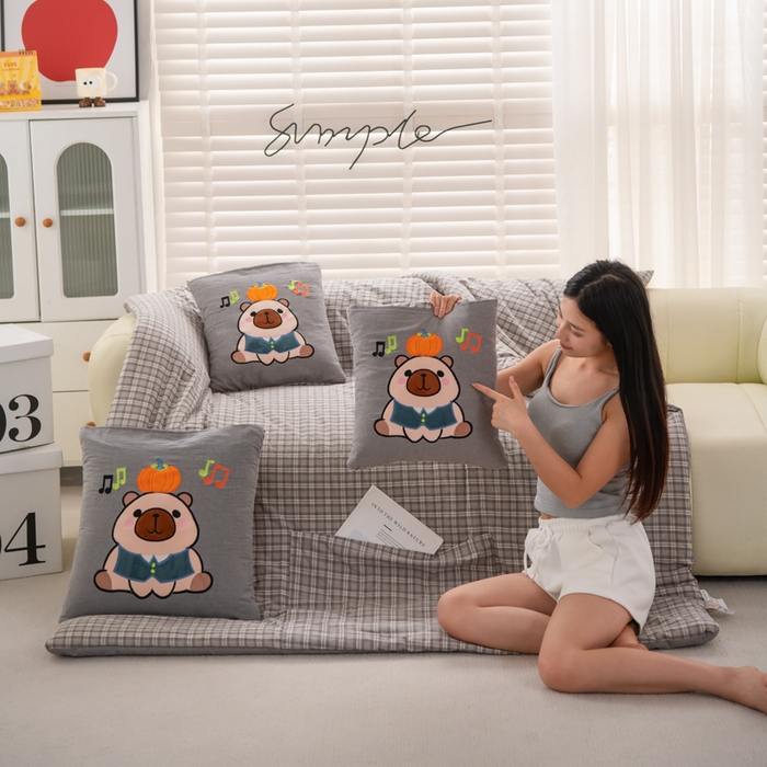 91家纺网 家纺一手货源 找家纺 吉利家居 2025新款全棉色织水洗抱枕被-卡皮巴拉 控价小号65 大号92 巴洛灰