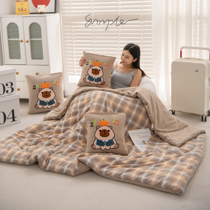 吉利家居 2025新款全棉色织水洗抱枕被-卡皮巴拉 控价小号65 大号92 芸素咖