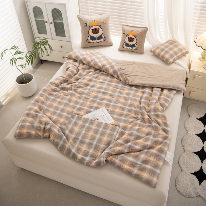 91家纺网 家纺一手货源 找家纺 吉利家居 2025新款全棉色织水洗抱枕被-卡皮巴拉 控价小号65 大号92 芸素咖