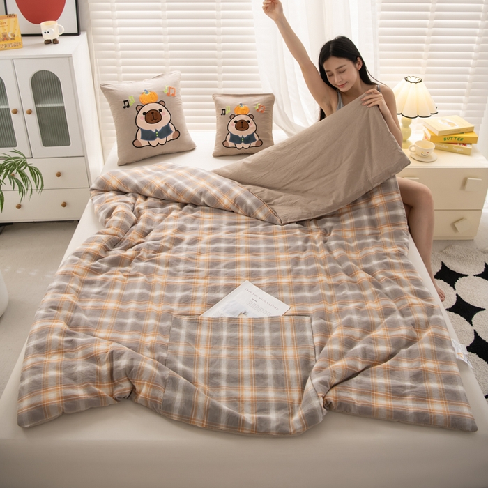 91家纺网 家纺一手货源 找家纺 吉利家居 2025新款全棉色织水洗抱枕被-卡皮巴拉 控价小号65 大号92 芸素咖