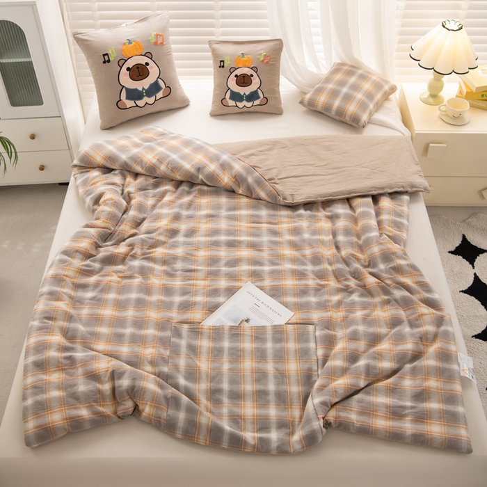 91家纺网 家纺一手货源 找家纺 吉利家居 2025新款全棉色织水洗抱枕被-卡皮巴拉 控价小号65 大号92 芸素咖