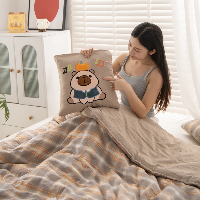 91家纺网 家纺一手货源 找家纺 吉利家居 2025新款全棉色织水洗抱枕被-卡皮巴拉 控价小号65 大号92 芸素咖