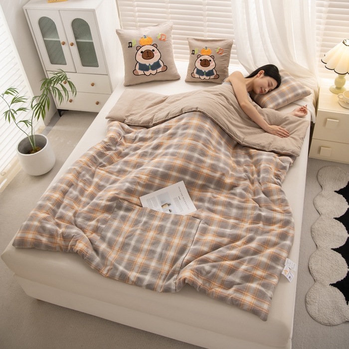 91家纺网 家纺一手货源 找家纺 吉利家居 2025新款全棉色织水洗抱枕被-卡皮巴拉 控价小号65 大号92 芸素咖