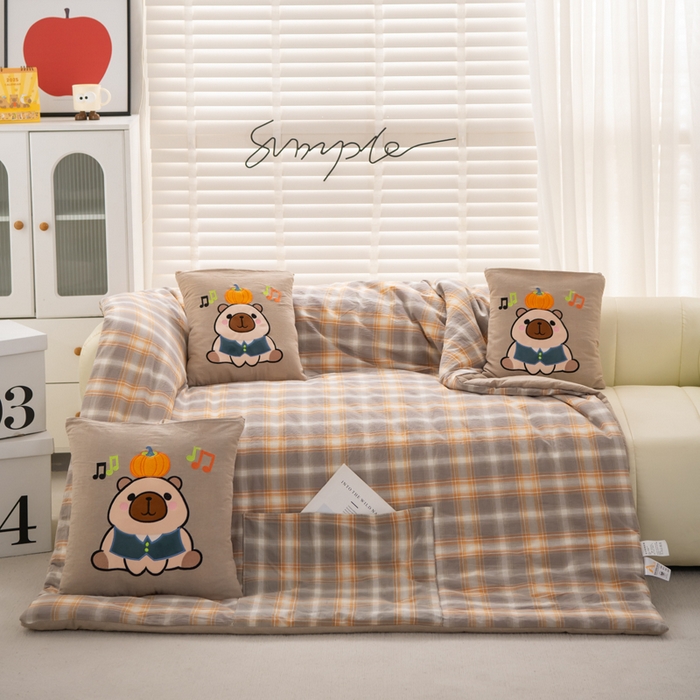 91家纺网 家纺一手货源 找家纺 吉利家居 2025新款全棉色织水洗抱枕被-卡皮巴拉 控价小号65 大号92 芸素咖