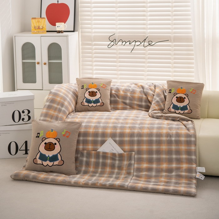 91家纺网 家纺一手货源 找家纺 吉利家居 2025新款全棉色织水洗抱枕被-卡皮巴拉 控价小号65 大号92 芸素咖