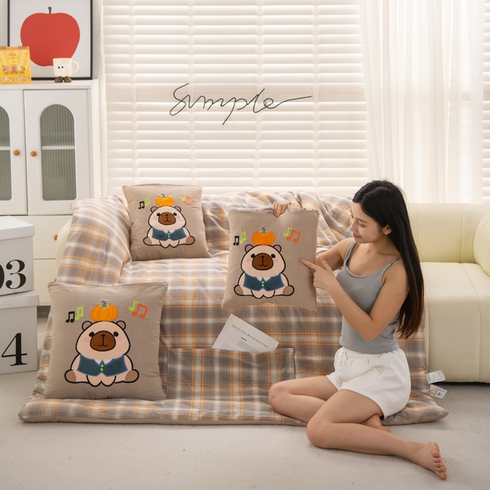 91家纺网 家纺一手货源 找家纺 吉利家居 2025新款全棉色织水洗抱枕被-卡皮巴拉 控价小号65 大号92 芸素咖