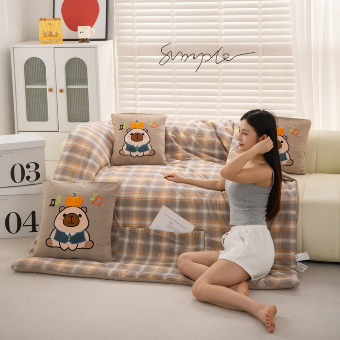 91家纺网 家纺一手货源 找家纺 吉利家居 2025新款全棉色织水洗抱枕被-卡皮巴拉 控价小号65 大号92 芸素咖